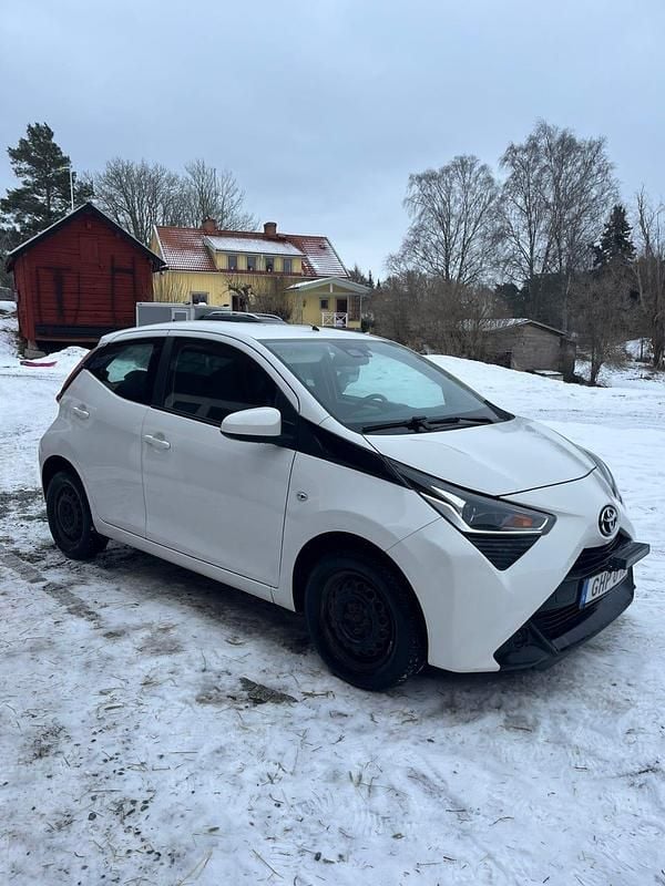 Begagnad Toyota Aygo 72 HK (52 kW) 2020 Vit Halvkombi