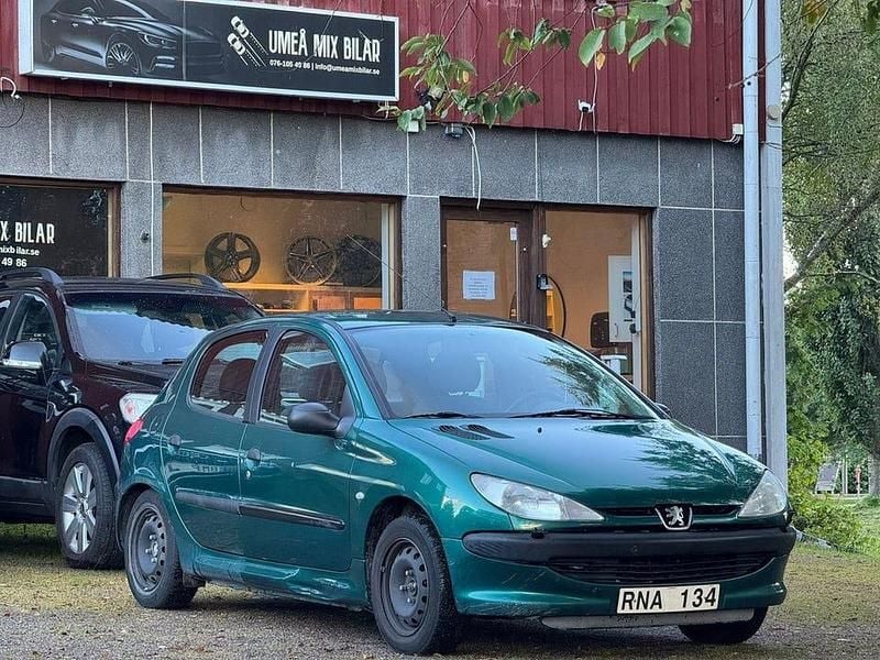 Begagnad Peugeot 206 75 HK (55 kW) 2000 Mörkgrön Halvkombi