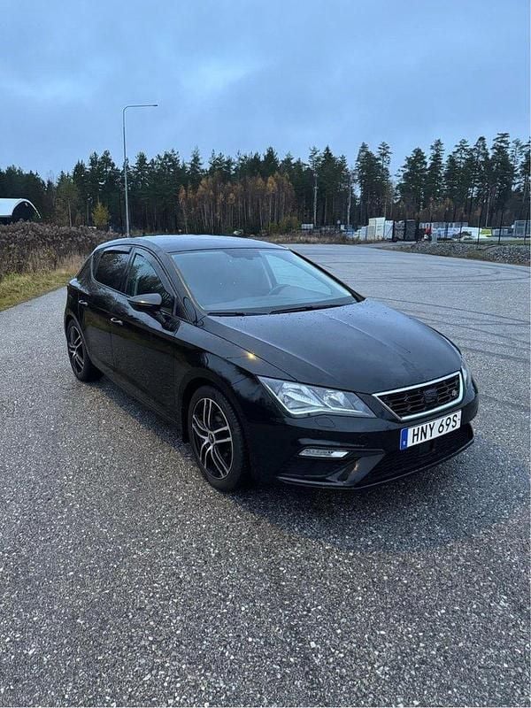 Svart Begagnad 2019 Seat Leon FR Halvkombi | 149 000 kr (Marknadspris) - Bild 1/4