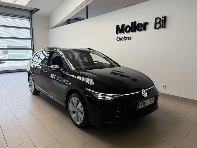 Svart (grenadilla black metallic) Ny 2025 VW Golf VIII Life Kombi | 399 000 kr - Bild 1/4