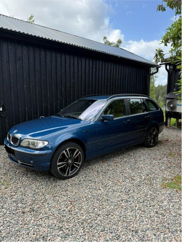 Blå Begagnad 2003 BMW 330 Kombi | 46 000 kr (Marknadspris) - Bild 1/2