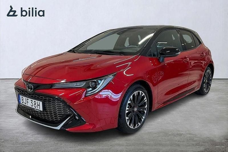 Röd Begagnad 2022 Toyota Corolla Hybrid Sport Halvkombi | 279 900 kr (Dyr) - Bild 1/4