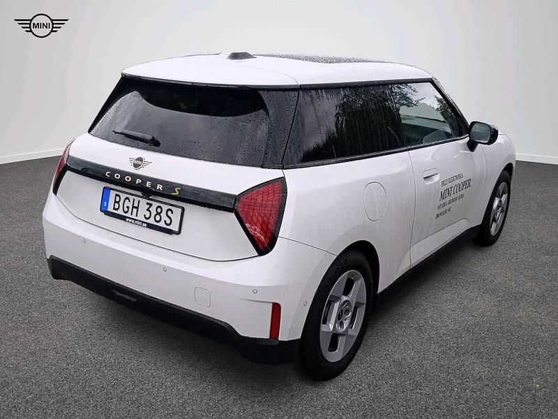Begagnad Mini Cooper SE 161 kW (220 HK) 2024 Vit Halvkombi