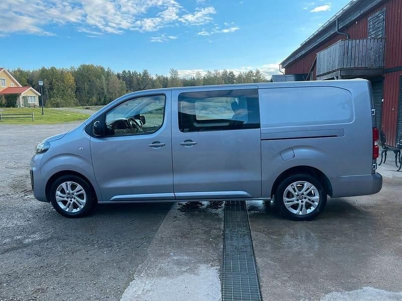 Begagnad Opel Vivaro 177 HK (130 kW) 2023 Grå Minibuss