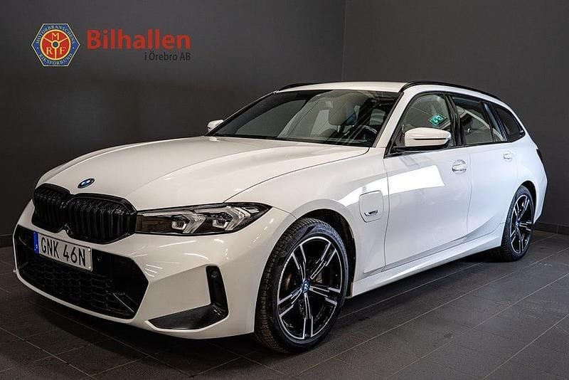Vit Begagnad 2023 BMW 330e M Sport Kombi | 384 900 kr (Marknadspris) - Bild 1/4