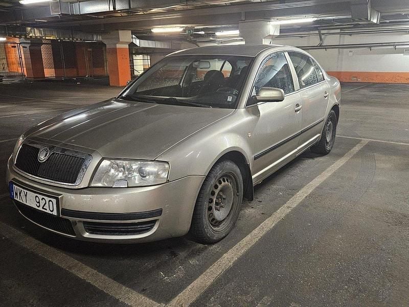 Brun Begagnad 2005 Skoda Superb Sedan | 16 000 kr - Bild 1/4