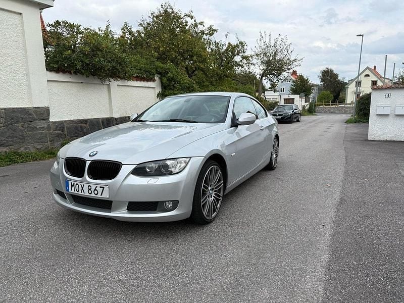 Grå Begagnad 2010 BMW 320 Comfort Edition Sportkupé | 104 900 kr (Lite dyr) - Bild 1/4