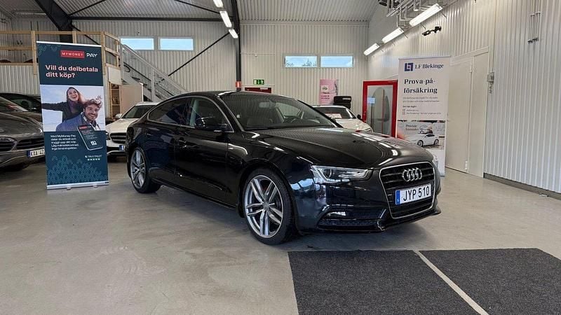 Svart Begagnad 2013 Audi A5 Sportback Comfort Halvkombi | 159 900 kr (Marknadspris) - Bild 1/4