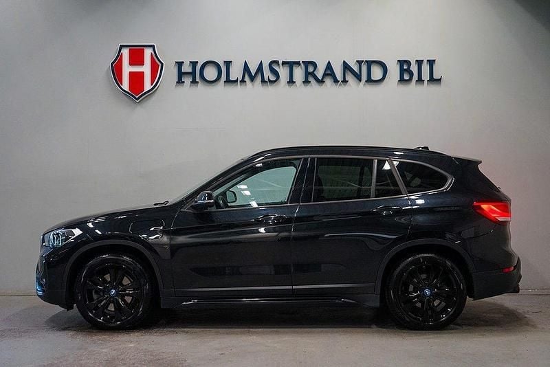Svart Begagnad 2022 BMW X1 Sport Line SUV | 269 800 kr (Marknadspris) - Bild 1/4
