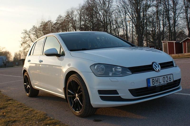 Vit Begagnad 2014 VW Golf VII Halvkombi | 109 000 kr (Lite dyr) - Bild 1/4