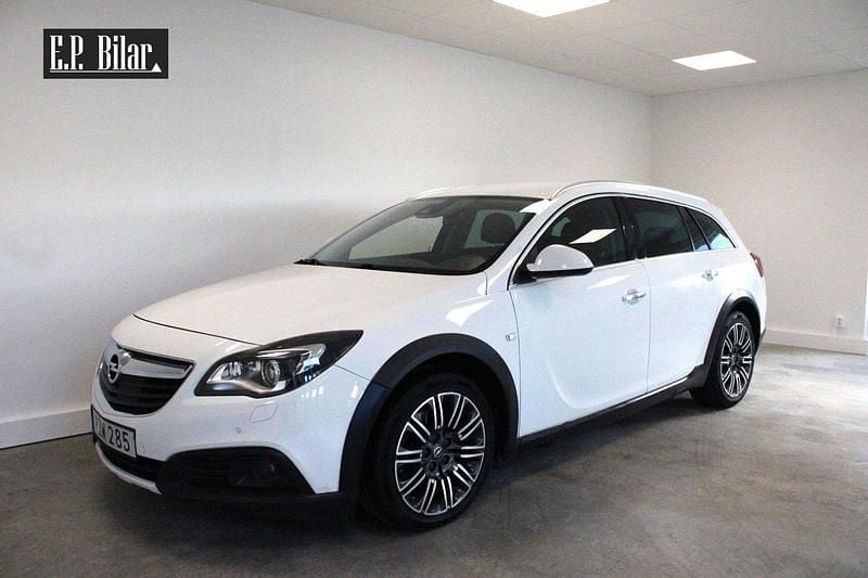 Vit Begagnad 2016 Opel Insignia Country Tourer Kombi | 139 800 kr (Marknadspris) - Bild 1/4