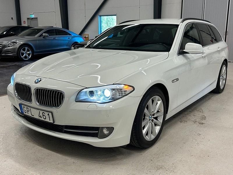 Vit Begagnad 2012 BMW 520 Kombi | 114 700 kr (Marknadspris) - Bild 1/4