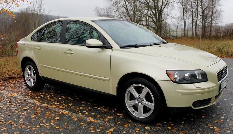 Grön Begagnad 2004 Volvo S40 Sedan | 25 000 kr (Marknadspris) - Bild 1/4