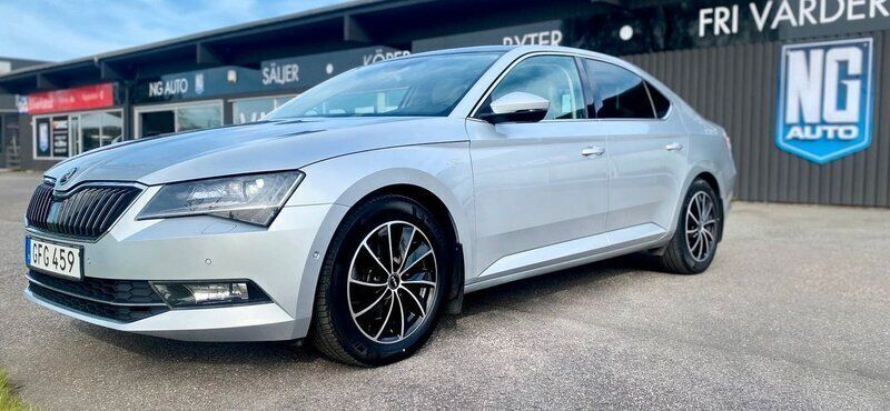 Silver Begagnad 2017 Skoda Superb LAURIN & KLEMENT Halvkombi | 169 900 kr (Bra pris) - Bild 1/4
