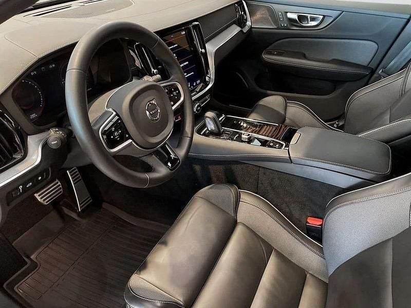 Begagnad Volvo V60 R-Design 462 HK (339 kW) 2022 Svart Kombi