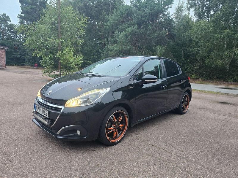 Svart Begagnad 2015 Peugeot 208 Halvkombi | 59 900 kr (Lite dyr) - Bild 1/4