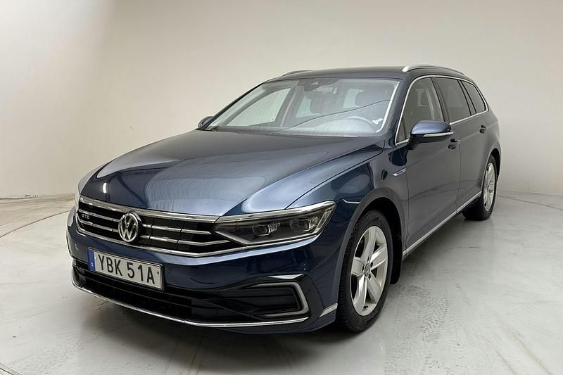 Blå Begagnad 2020 VW Passat GTE | 189 800 kr (Marknadspris) - Bild 1/4