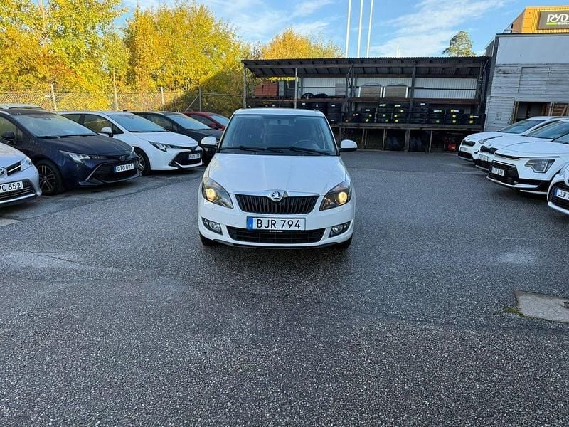 Vit Begagnad 2014 Skoda Fabia Ambiente Halvkombi | 59 900 kr (Marknadspris) - Bild 1/4