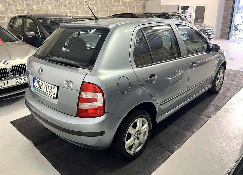 Begagnad Skoda Fabia 64 HK (47 kW) 2006 Mörkgrå Halvkombi