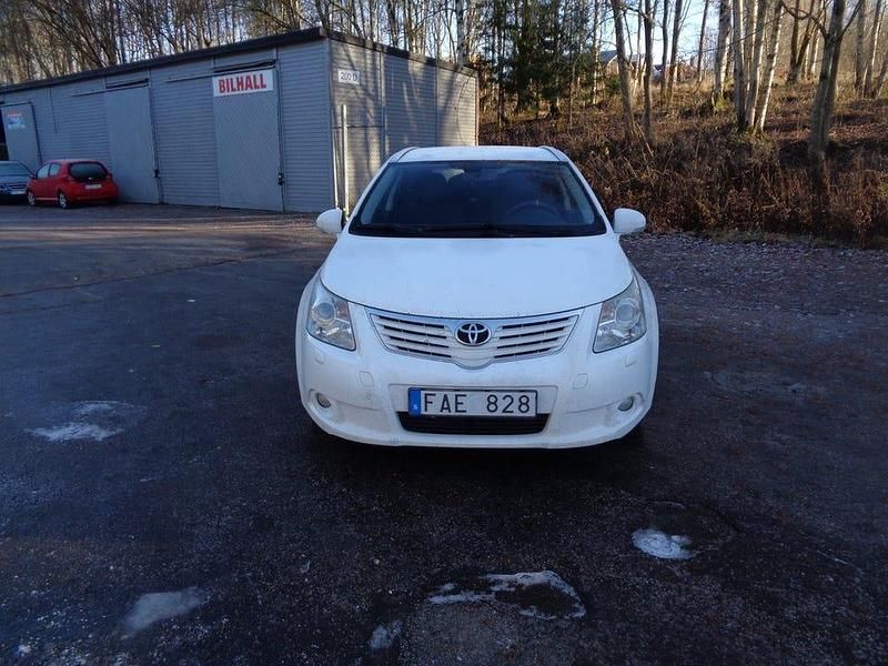 Vit Begagnad 2010 Toyota Avensis Business Edition Kombi | 26 000 kr (Lite dyr) - Bild 1/4
