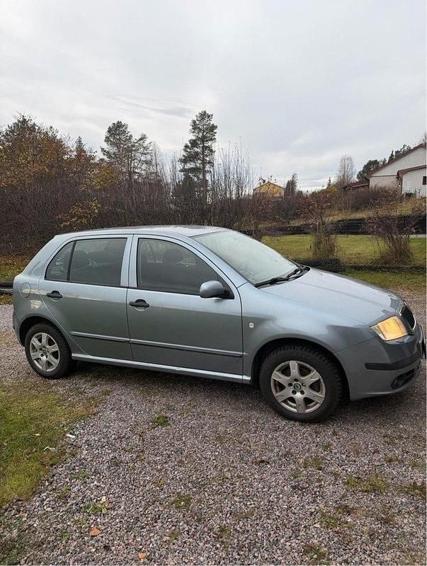 Grå Begagnad 2007 Skoda Fabia Halvkombi | 40 000 kr (Dyr) - Bild 1/4