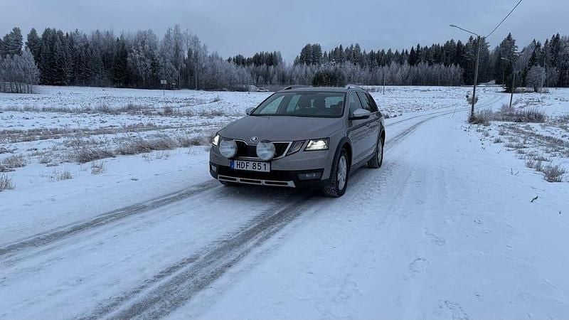 Ljusbrun Begagnad 2018 Skoda Octavia Scout Kombi | 174 500 kr (Marknadspris) - Bild 1/4