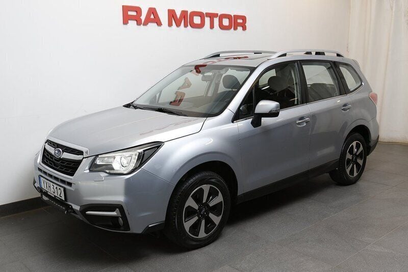 Silver Begagnad 2017 Subaru Forester SUV | 209 800 kr (Marknadspris) - Bild 1/3