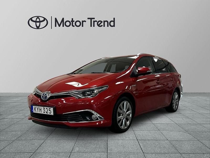Mörkröd (röd) Begagnad 2015 Toyota Auris Touring Sports Executive Kombi | 179 900 kr (Marknadspris) - Bild 1/4