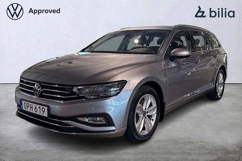 Silver Begagnad 2023 VW Passat Elegance Kombi | 329 000 kr (Marknadspris) - Bild 1/4