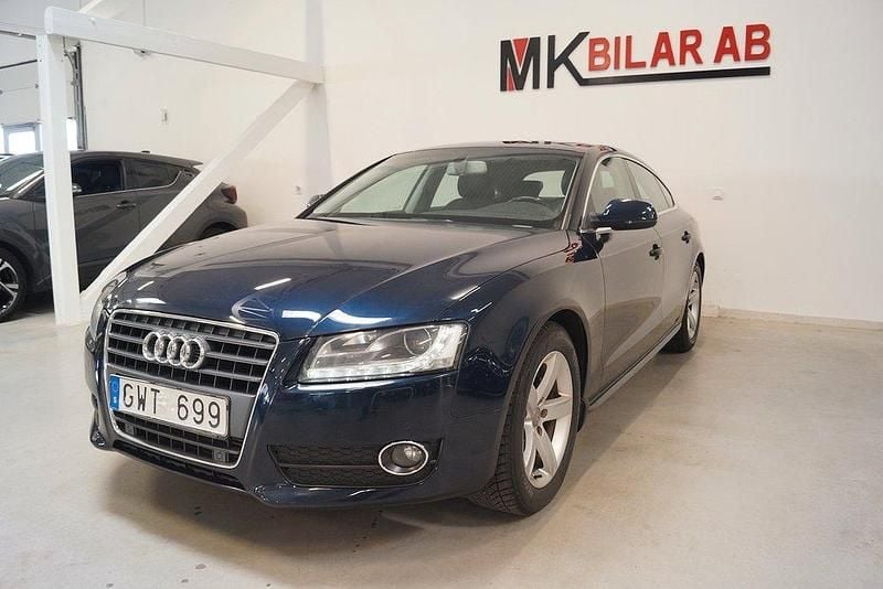 Mörkblå (blå) Begagnad 2010 Audi A5 Sportback Comfort Halvkombi | 89 900 kr (Marknadspris) - Bild 1/4