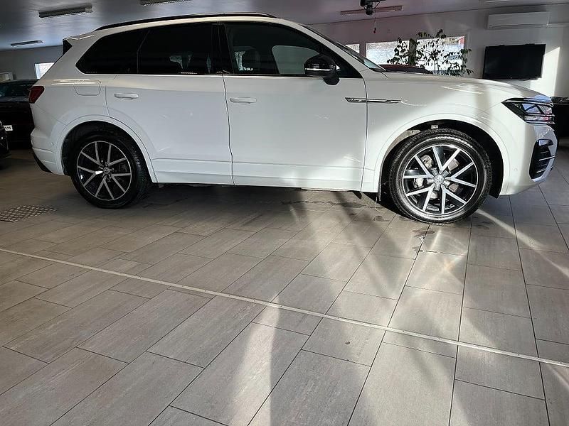 Vit Begagnad 2019 VW Touareg R-line SUV | 359 900 kr (Marknadspris) - Bild 1/4