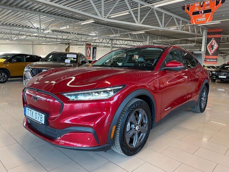Röd Begagnad 2021 Ford Mustang Mach-E Premium SUV | 349 000 kr - Bild 1/4