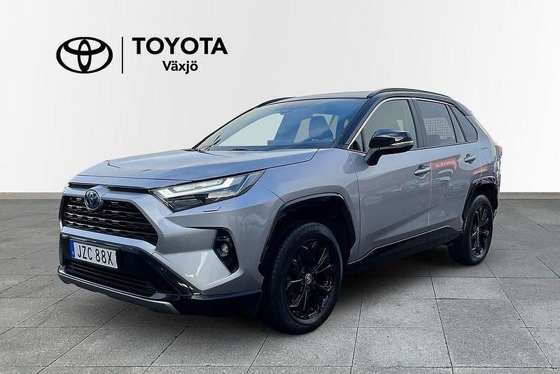 Grå Begagnad 2021 Toyota RAV4 Hybrid Style SUV | 379 000 kr (Marknadspris) - Bild 1/3