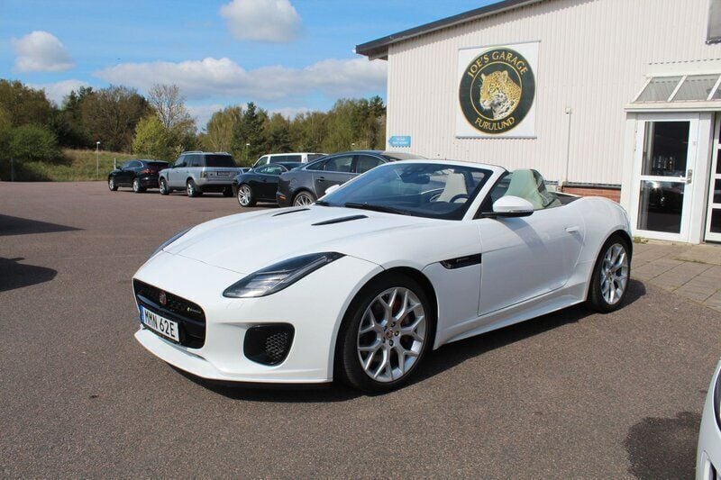 Vit (polaris white) Begagnad 2018 Jaguar F-Type Cab | 459 000 kr (Marknadspris) - Bild 1/4