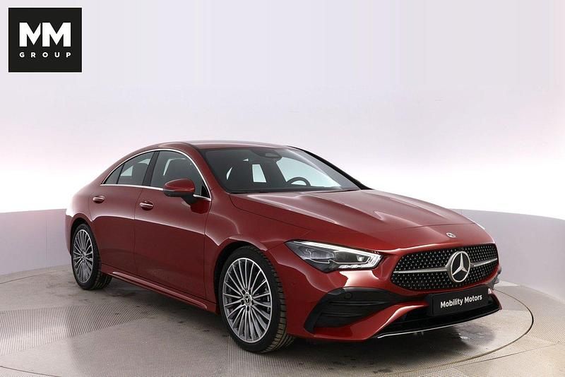 Röd Ny 2025 Mercedes CLA200 Sportkupé | 417 800 kr (Marknadspris) - Bild 1/4