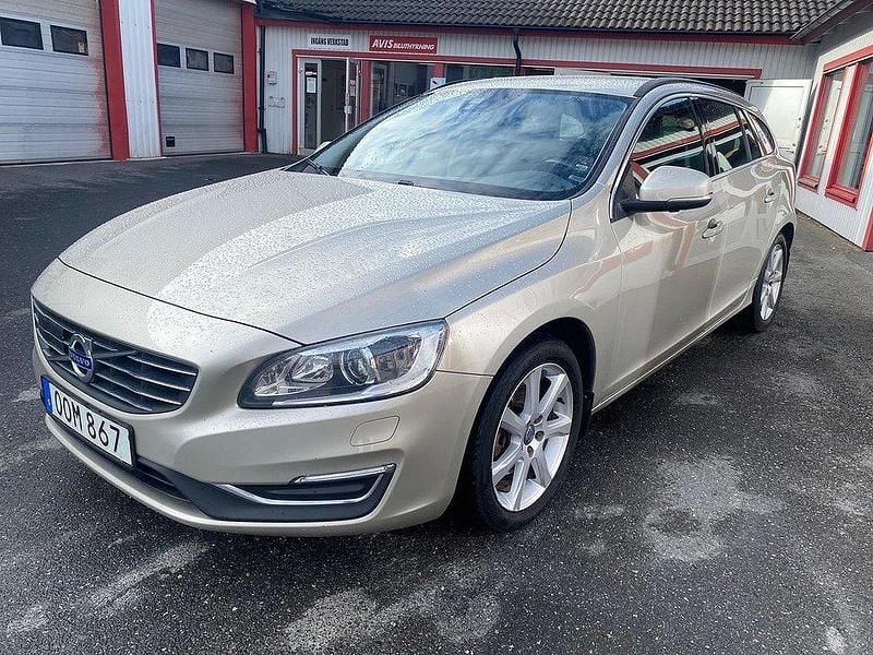 Ljusbrun (brun) Begagnad 2016 Volvo V60 Momentum Kombi | 149 900 kr (Lite dyr) - Bild 1/4
