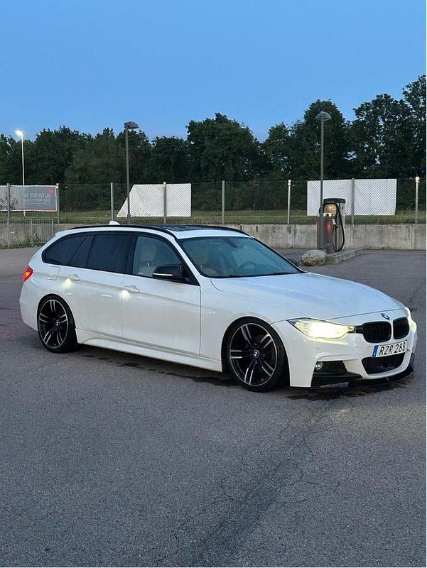 Vit Begagnad 2013 BMW 320 M Sport Kombi | 139 000 kr (Dyr) - Bild 1/4