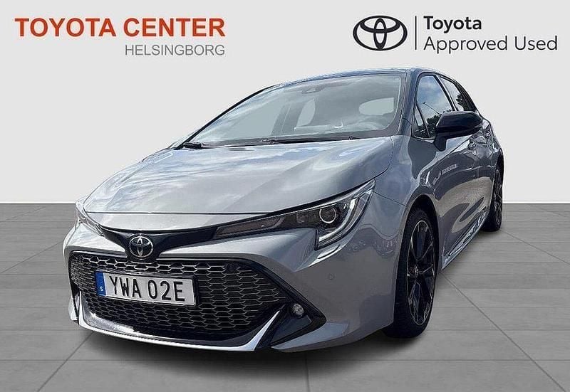 Grå Begagnad 2022 Toyota Corolla Hybrid Plus Halvkombi | 289 900 kr (Dyr) - Bild 1/3