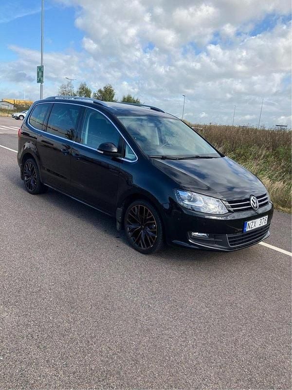 Svart Begagnad 2014 VW Sharan Minibuss | 169 000 kr (Marknadspris) - Bild 1/4