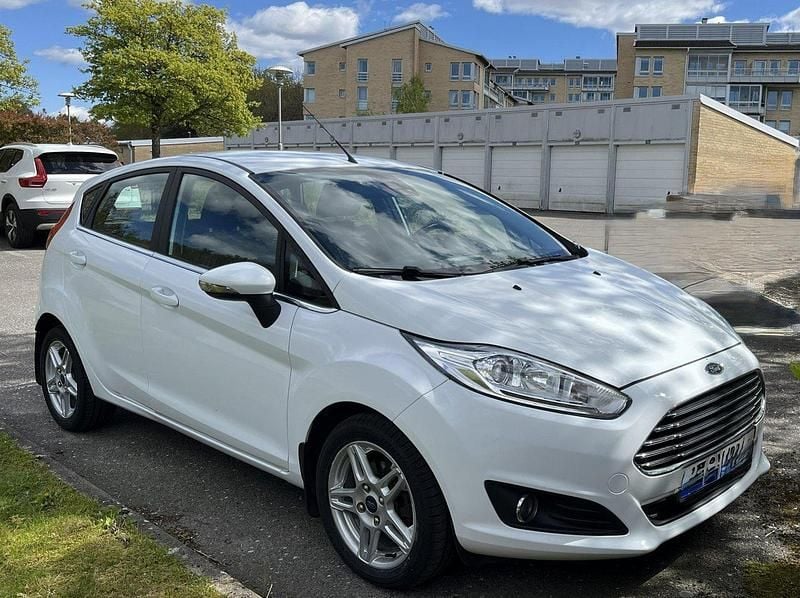 Vit Begagnad 2014 Ford Fiesta Titanium Halvkombi | 95 000 kr (Bra pris) - Bild 1/4