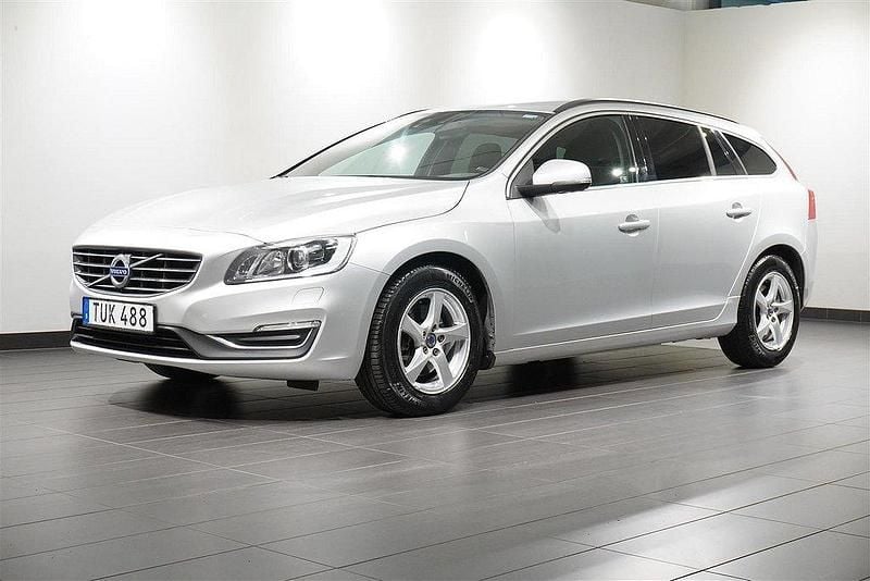 Silver Begagnad 2018 Volvo V60 Momentum Kombi | 189 400 kr (Superpris) - Bild 1/4