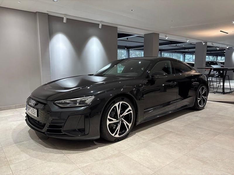 Mytsvart metallic Begagnad 2022 Audi e-tron GT quattro Design Sedan | 529 000 kr (Marknadspris) - Bild 1/4