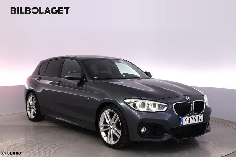Grå Begagnad 2016 BMW 118 Halvkombi | 159 800 kr (Marknadspris) - Bild 1/4