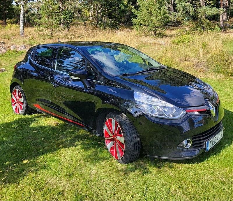 Svart Begagnad 2016 Renault Clio IV Dynamique Halvkombi | 78 000 kr (Marknadspris) - Bild 1/4
