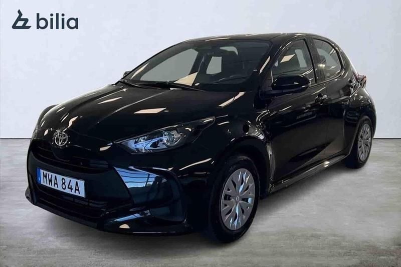 Svart Begagnad 2025 Toyota Yaris Hybrid Halvkombi | 239 800 kr - Bild 1/1