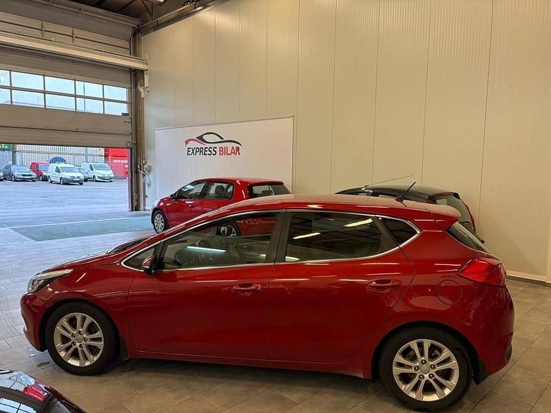 Begagnad Kia Ceed Comfort 128 HK (94 kW) 2012 Röd Halvkombi