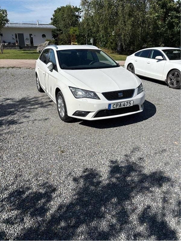 Vit Begagnad 2014 Seat Leon ST Style Kombi | 89 900 kr (Marknadspris) - Bild 1/4