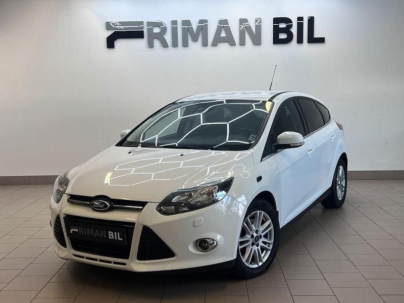 Vit Begagnad 2013 Ford Focus Titanium Halvkombi | 89 900 kr (Marknadspris) - Bild 1/4