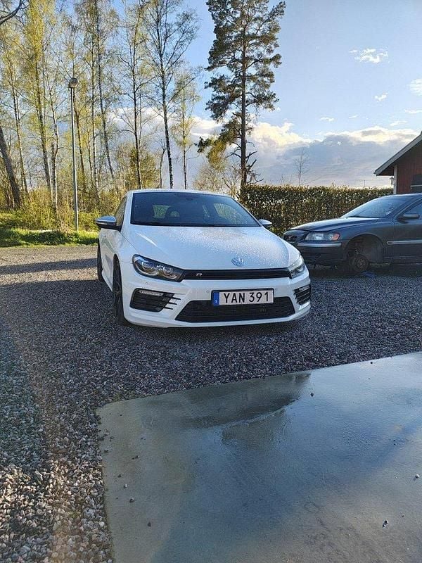 Vit Begagnad 2016 VW Scirocco R Sportkupé | 185 000 kr (Marknadspris) - Bild 1/4