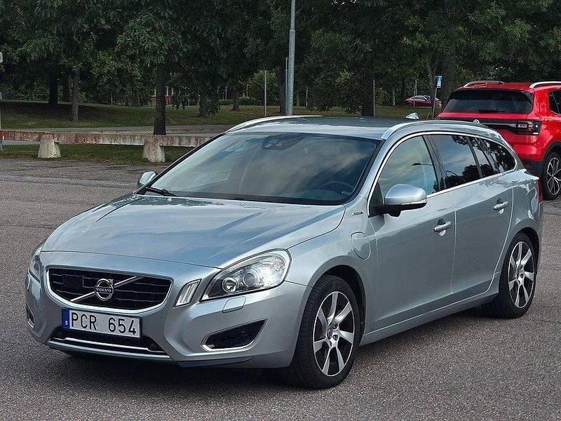 Silver Begagnad 2013 Volvo V60 Summum Kombi | 119 999 kr (Marknadspris) - Bild 1/4